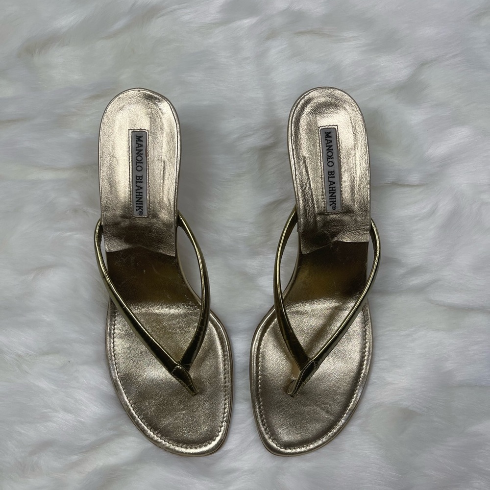 MANOLO BLAHNIK Paterno Thong Heel Sandal Skin Gold